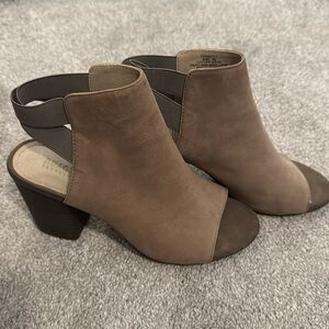 Beige suede Kenneth Cole peep toe booties